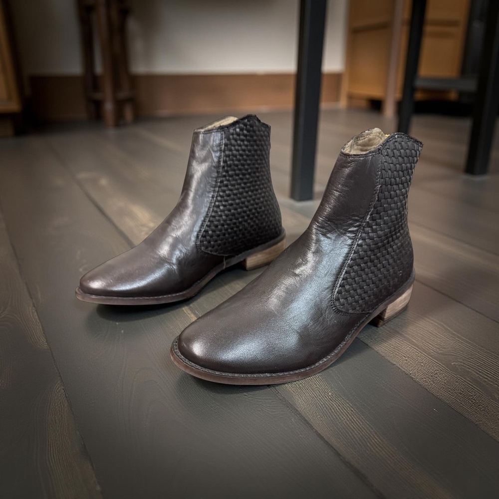 Brown Leather Chelsea Boots Ankle Height Elastic Panels